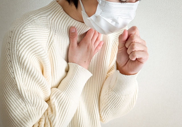 【内科監修】長引く咳の原因は？受診すべき科とは？コロナやマイコプラズマとの違い|咳が3週間以上続いたら要注意！
