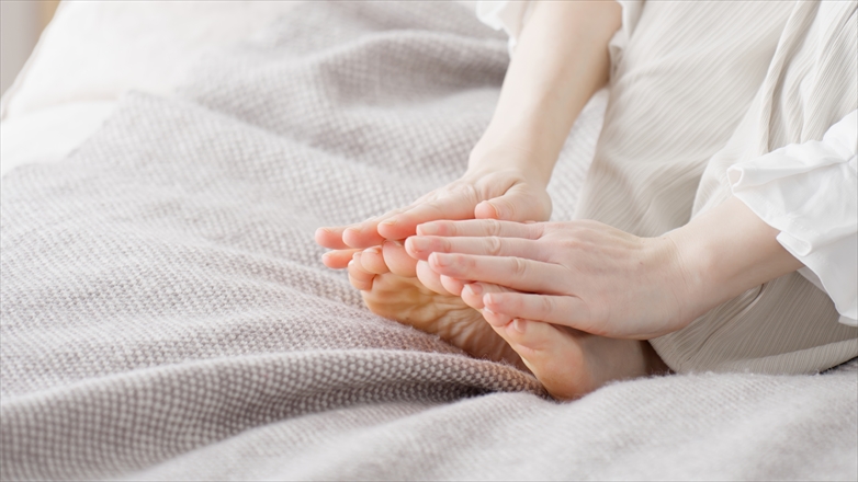 【皮膚科医が解説】しもやけの治し方と対策完全ガイド|足の指のしもやけを防ぐ方法と即効ケア
