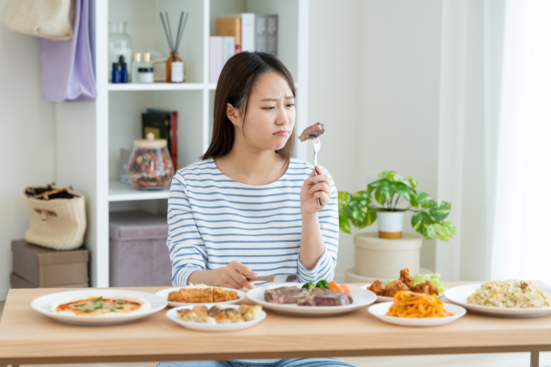 【内科監修】「食べ過ぎた…」次の日の下痢・腹痛・吐き気を解消！原因と今すぐできる対策